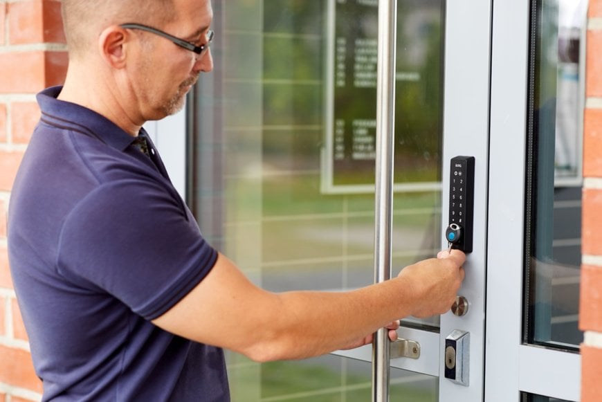 More access options with NFC and D2D communication